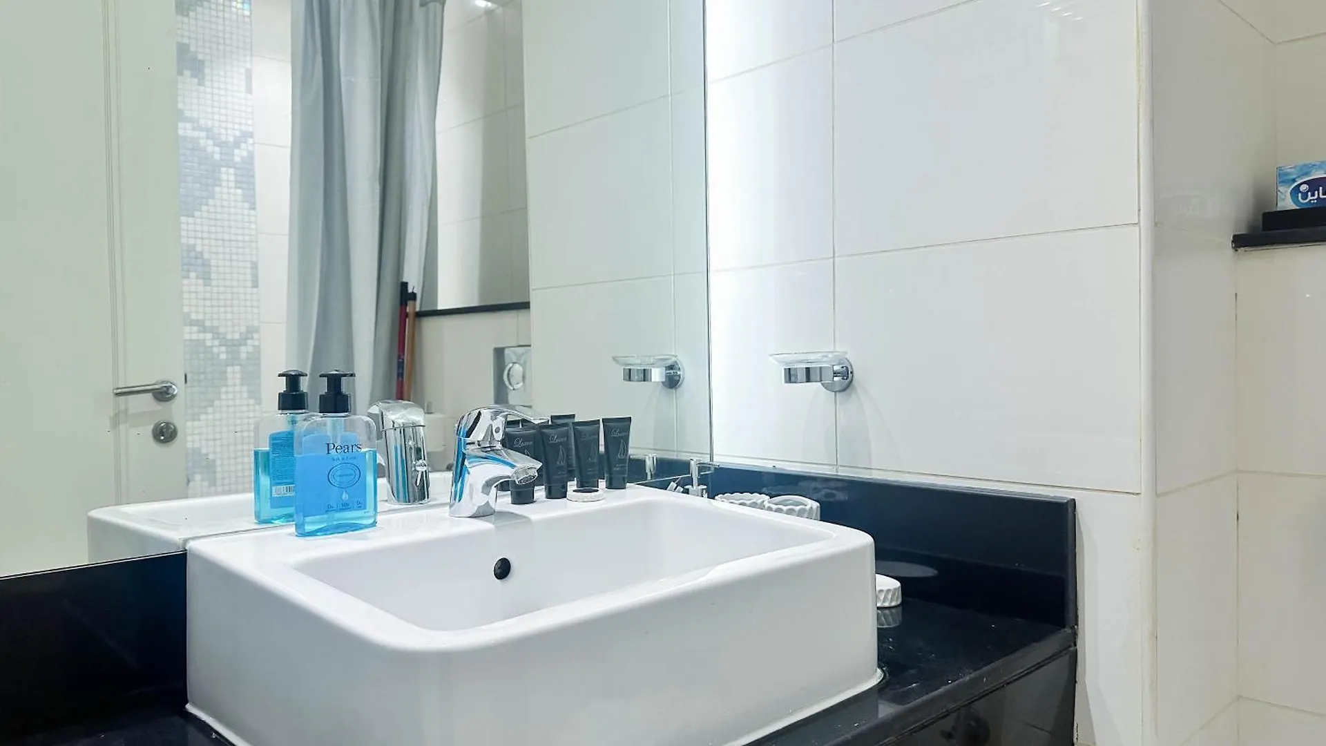 Modern Studio In Business Bay Capital Bay Tower 두바이 아파트