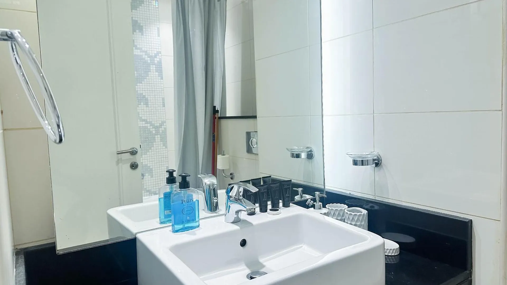 Modern Studio In Business Bay Capital Bay Tower 두바이 0*,  아랍에미리트